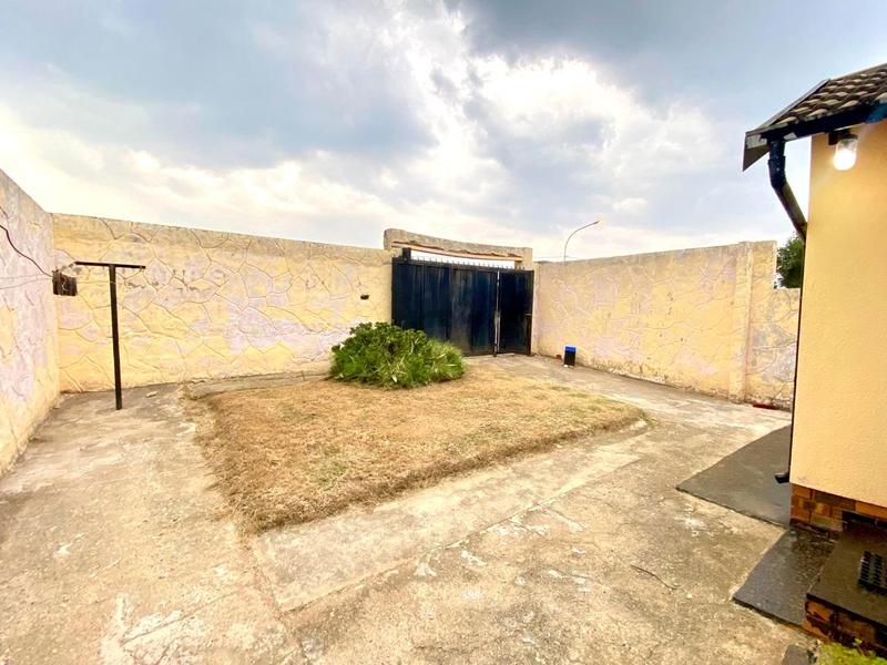 2 Bedroom Property for Sale in Diepkloof Zone 4 Gauteng