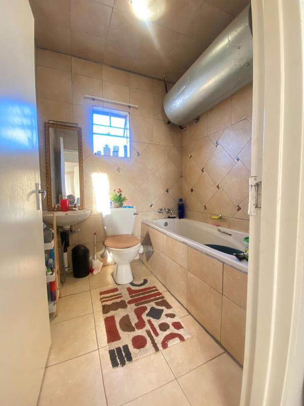 To Let 2 Bedroom Property for Rent in Fleurhof Gauteng