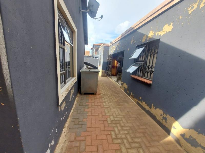 2 Bedroom Property for Sale in Protea Glen Gauteng
