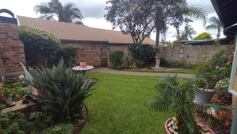 2 Bedroom Property for Sale in Rooihuiskraal North Gauteng