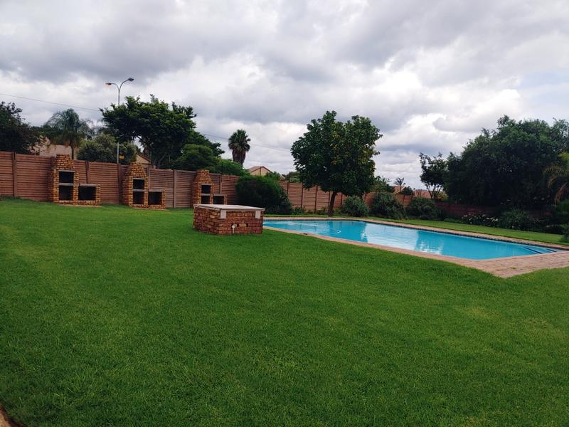 2 Bedroom Property for Sale in Rooihuiskraal North Gauteng