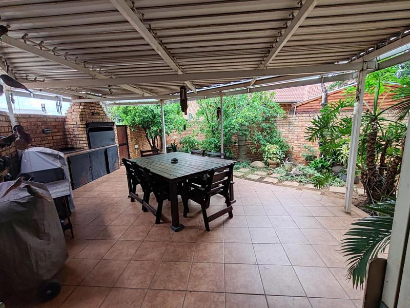 5 Bedroom Property for Sale in Amberfield Glen Gauteng