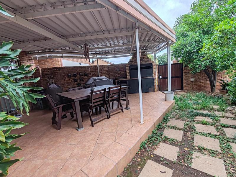 5 Bedroom Property for Sale in Amberfield Glen Gauteng