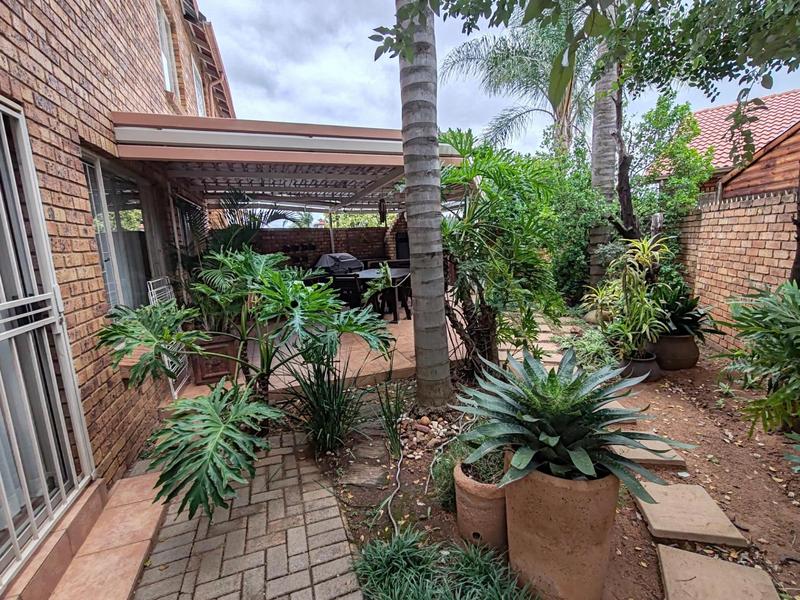 5 Bedroom Property for Sale in Amberfield Glen Gauteng