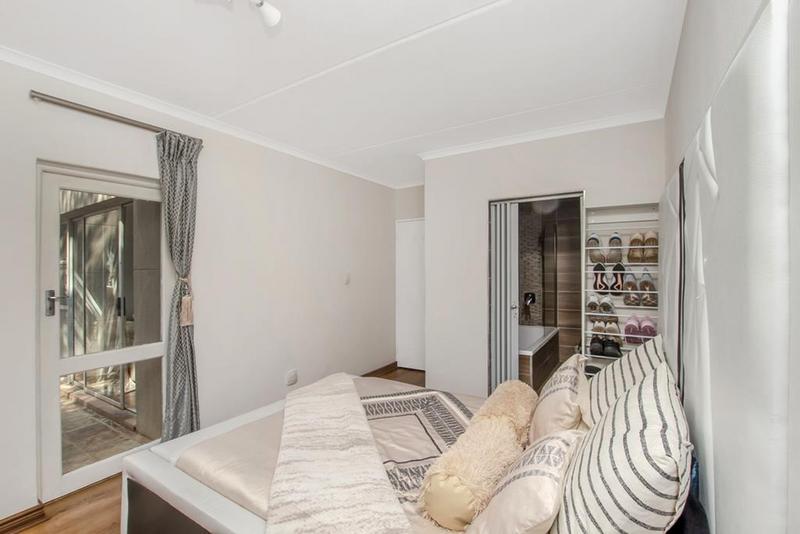 To Let 2 Bedroom Property for Rent in Sandown Gauteng