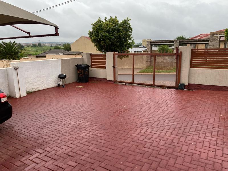 2 Bedroom Property for Sale in Clayville Gauteng
