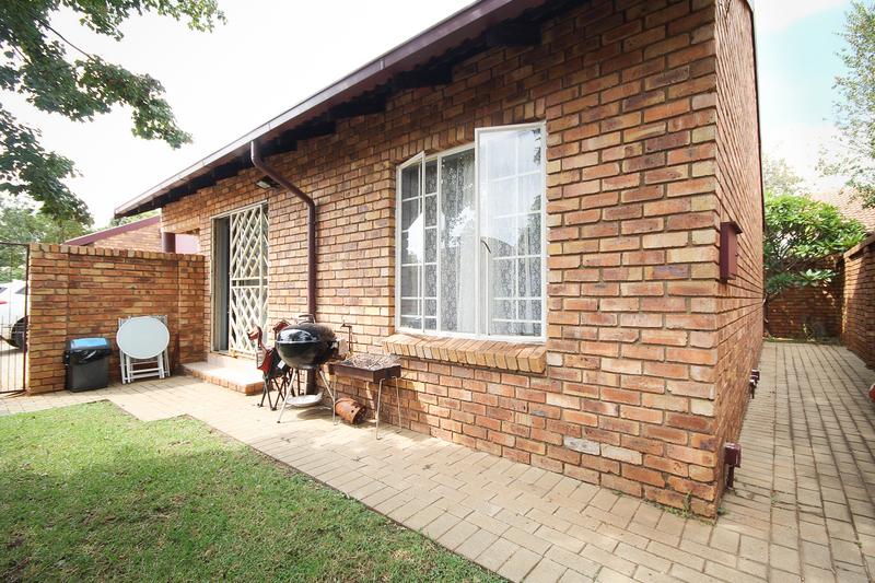 2 Bedroom Property for Sale in Rooihuiskraal North Gauteng