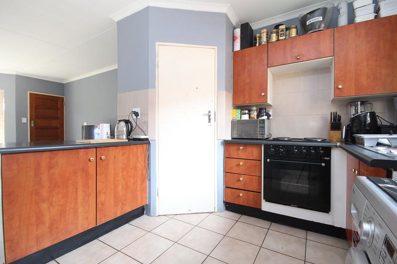 2 Bedroom Property for Sale in Rooihuiskraal North Gauteng