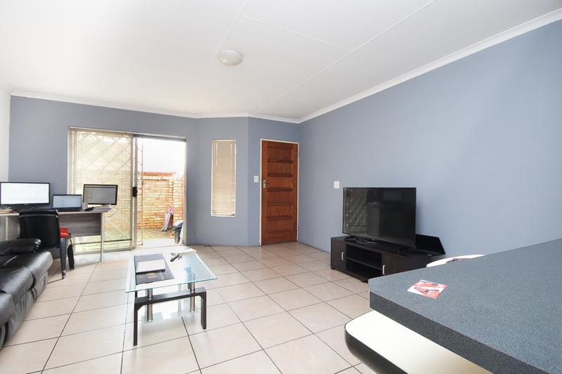 2 Bedroom Property for Sale in Rooihuiskraal North Gauteng