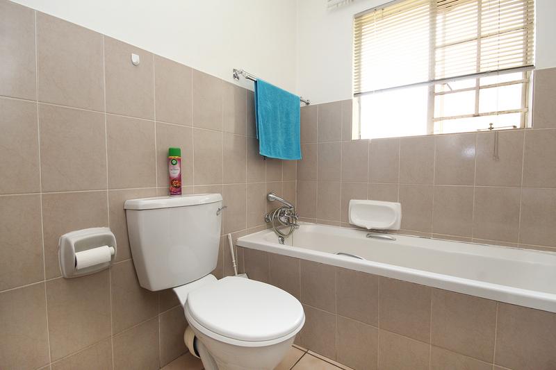 2 Bedroom Property for Sale in Rooihuiskraal North Gauteng