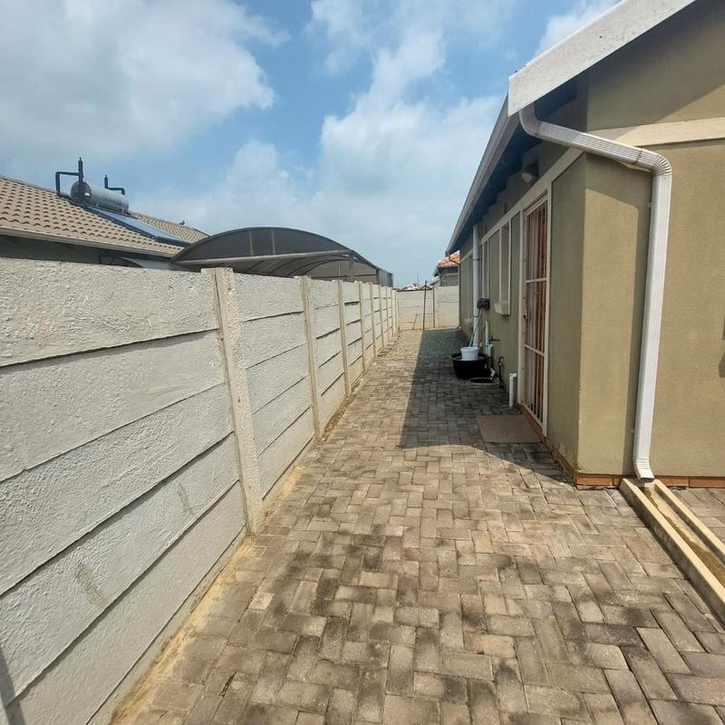 2 Bedroom Property for Sale in Albertsdal Gauteng