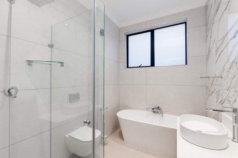 5 Bedroom Property for Sale in Waterfall Country Estate Gauteng