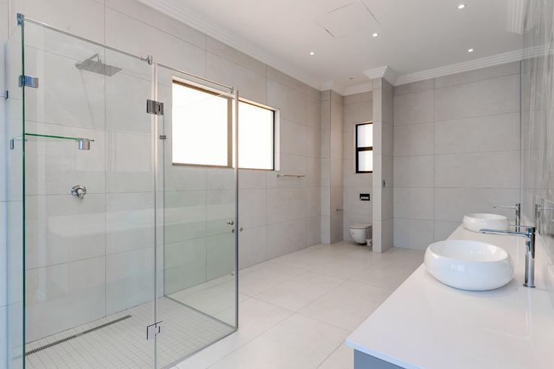 5 Bedroom Property for Sale in Waterfall Country Estate Gauteng