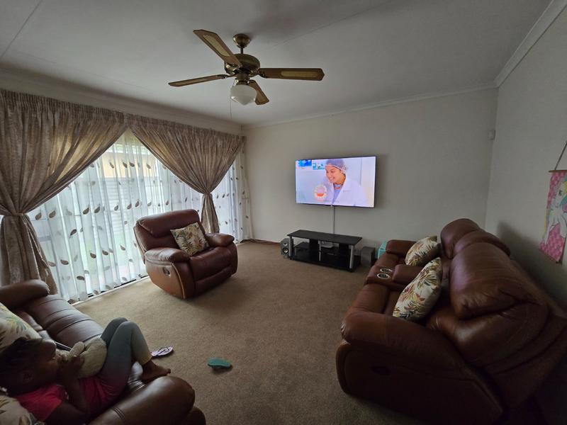5 Bedroom Property for Sale in Karenpark Gauteng
