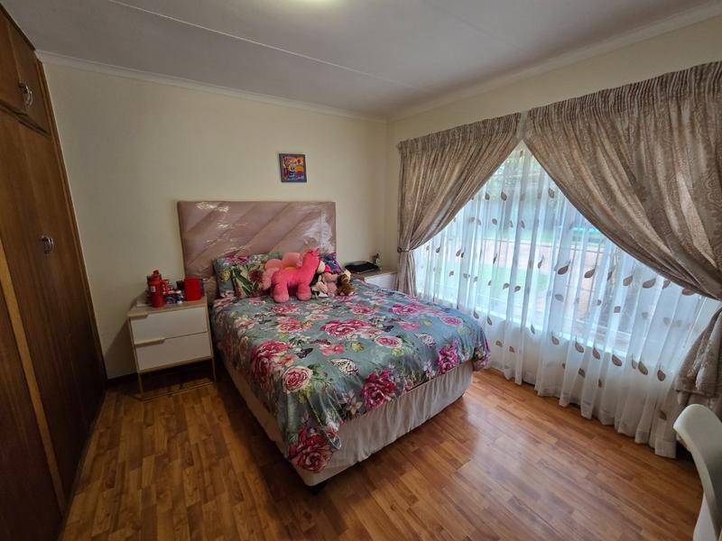 5 Bedroom Property for Sale in Karenpark Gauteng
