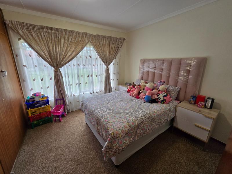5 Bedroom Property for Sale in Karenpark Gauteng