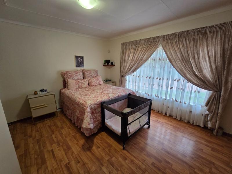 5 Bedroom Property for Sale in Karenpark Gauteng
