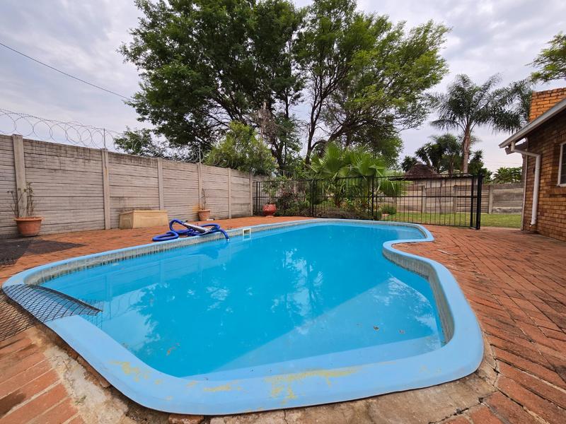 5 Bedroom Property for Sale in Karenpark Gauteng