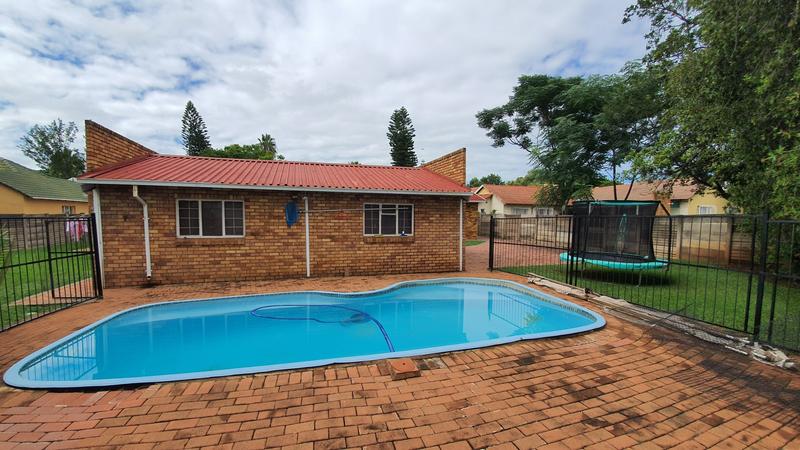 5 Bedroom Property for Sale in Karenpark Gauteng