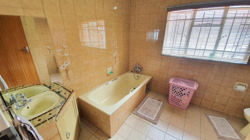 5 Bedroom Property for Sale in Karenpark Gauteng