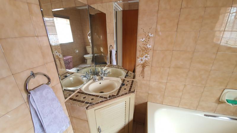 5 Bedroom Property for Sale in Karenpark Gauteng