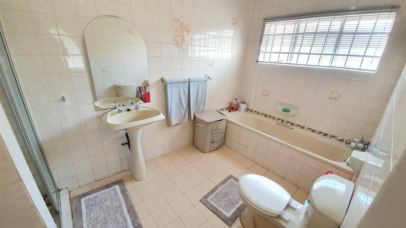 5 Bedroom Property for Sale in Karenpark Gauteng