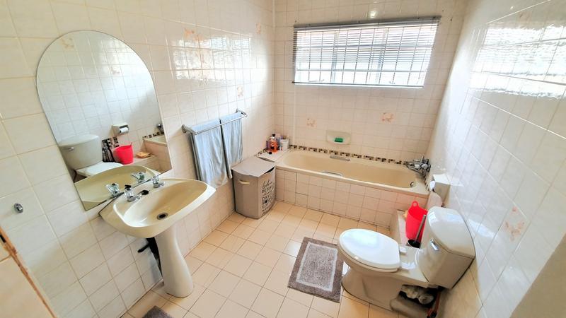 5 Bedroom Property for Sale in Karenpark Gauteng