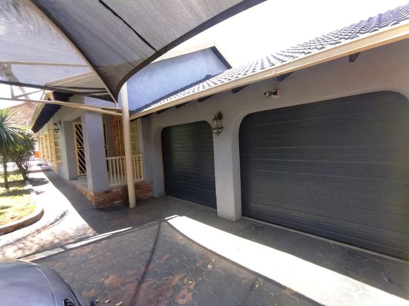 4 Bedroom Property for Sale in Garsfontein Gauteng