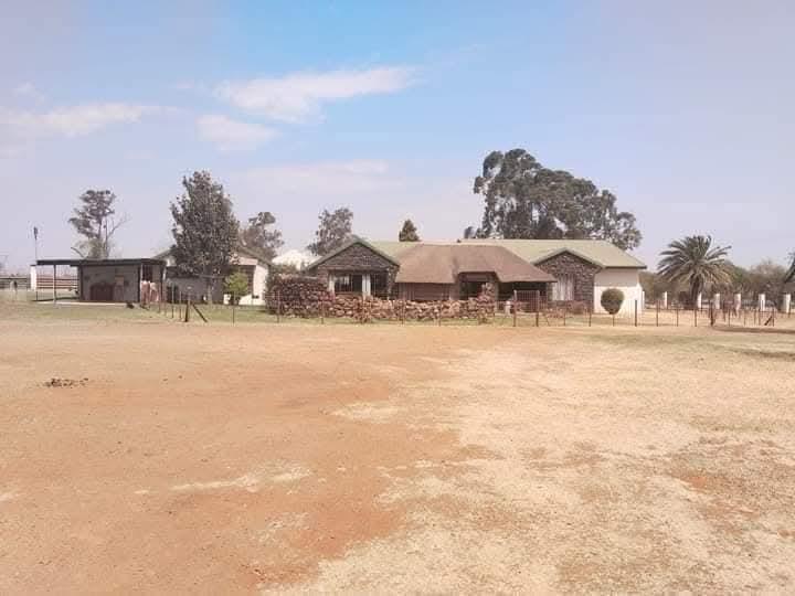 5 Bedroom Property for Sale in Luipaardsvlei Gauteng