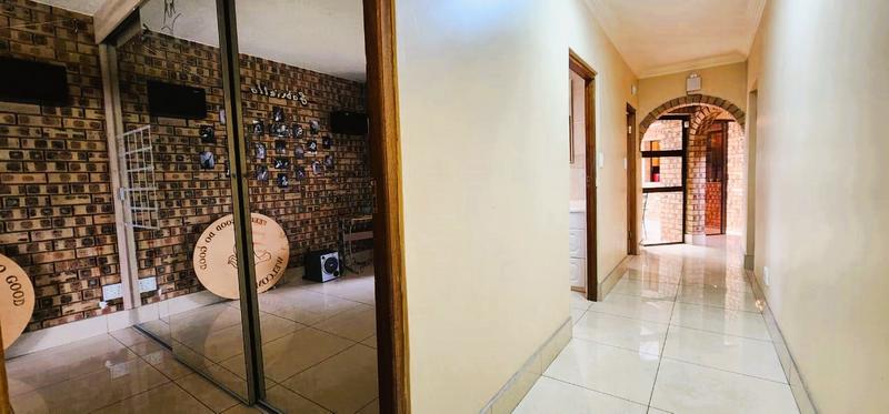 5 Bedroom Property for Sale in Sunward Park Gauteng