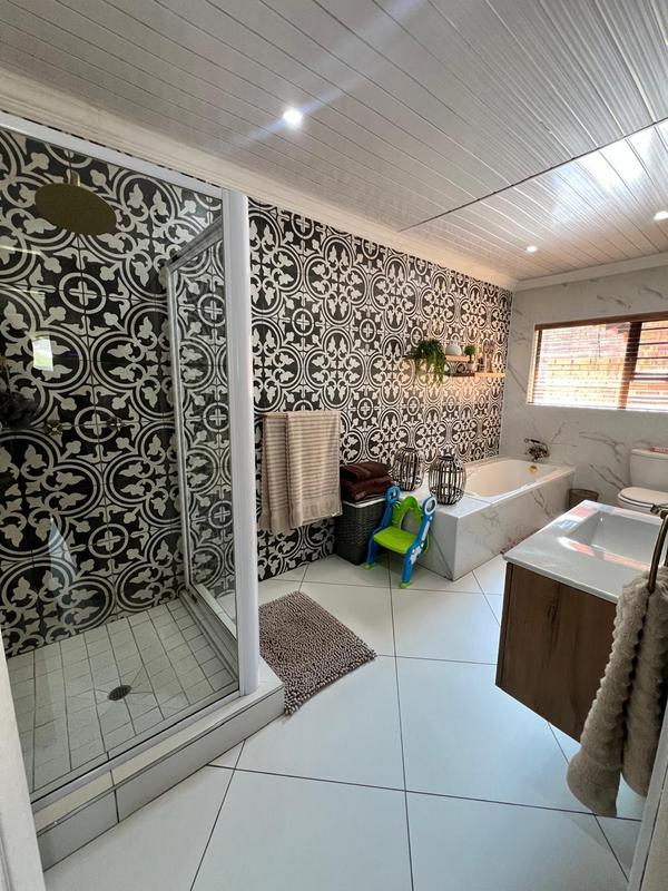 4 Bedroom Property for Sale in Sunair Park Gauteng