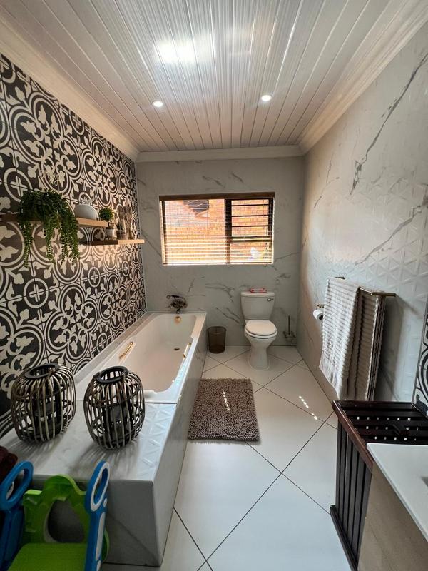 4 Bedroom Property for Sale in Sunair Park Gauteng