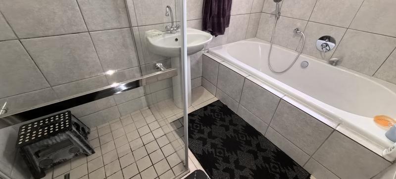 6 Bedroom Property for Sale in Witpoortjie Gauteng