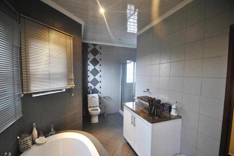 3 Bedroom Property for Sale in Sonneveld Gauteng