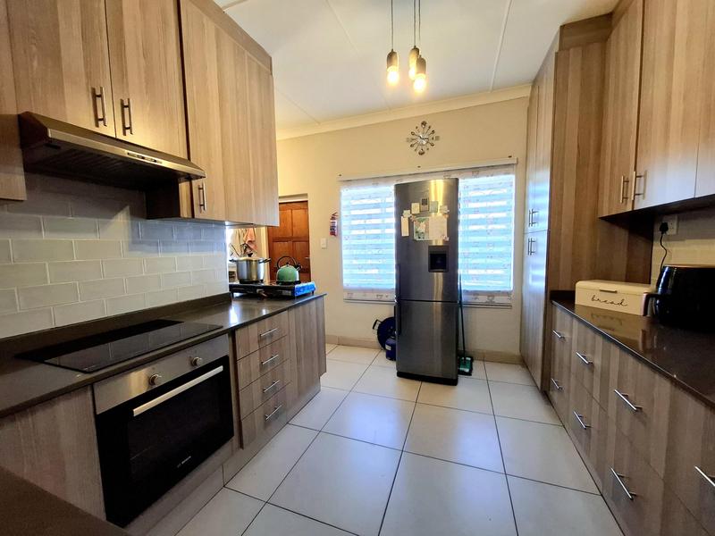 6 Bedroom Property for Sale in Linmeyer Gauteng
