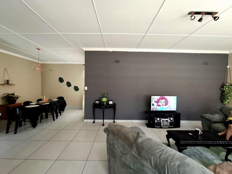 6 Bedroom Property for Sale in Linmeyer Gauteng