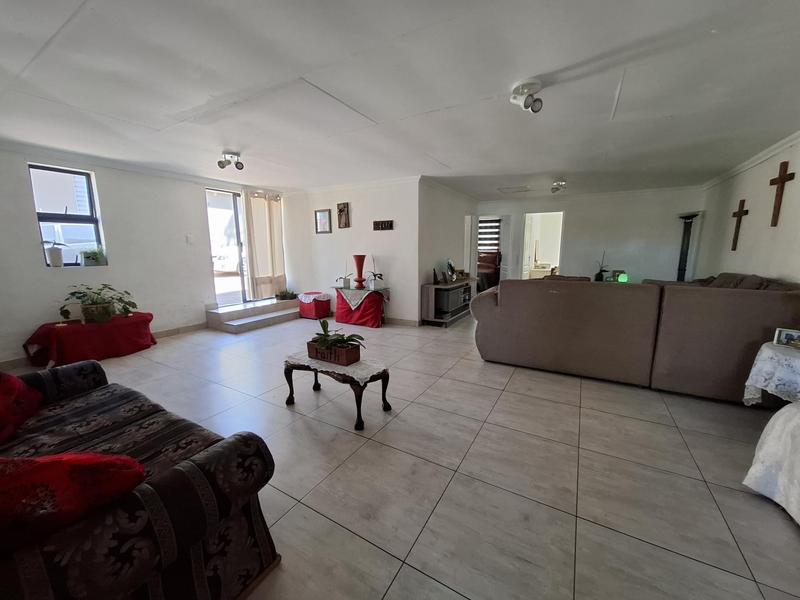 6 Bedroom Property for Sale in Linmeyer Gauteng