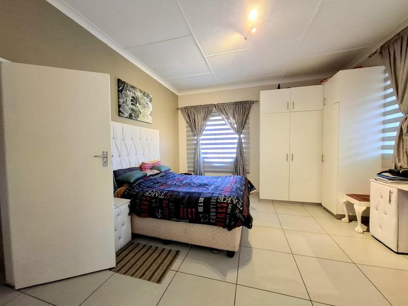 6 Bedroom Property for Sale in Linmeyer Gauteng