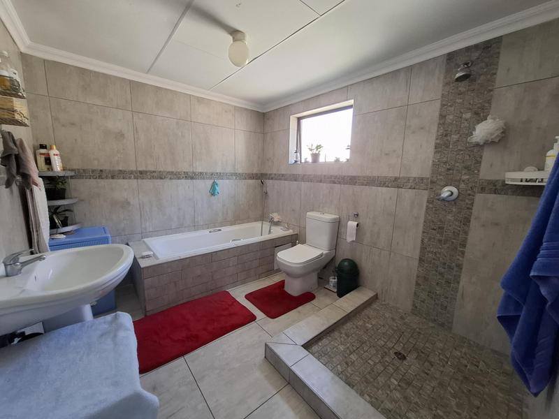 6 Bedroom Property for Sale in Linmeyer Gauteng