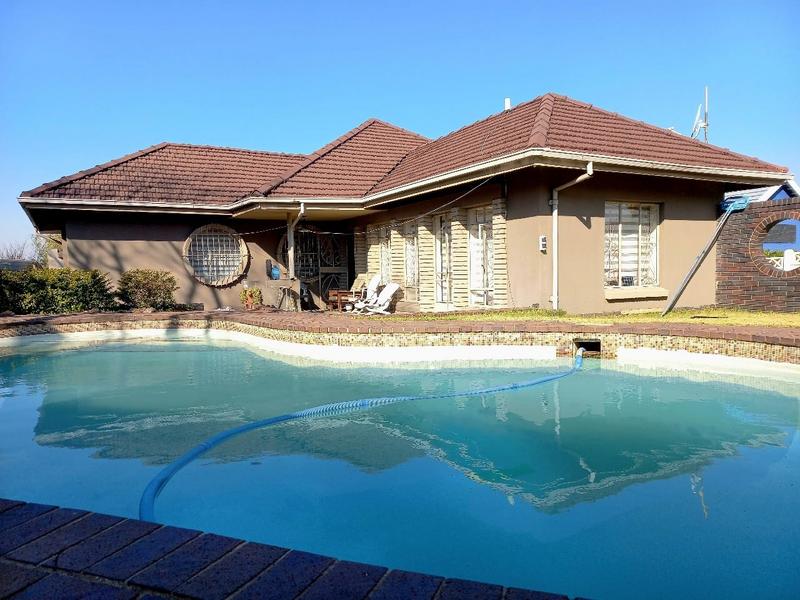 6 Bedroom Property for Sale in Linmeyer Gauteng