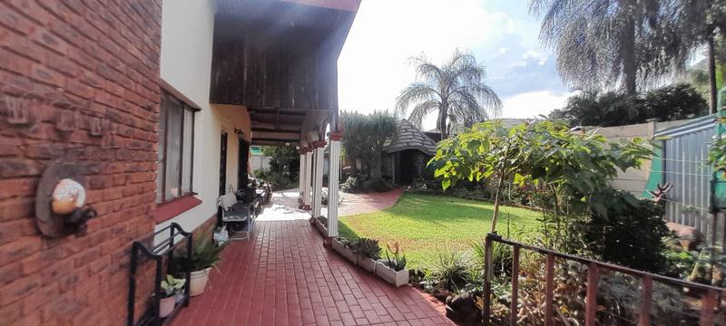 5 Bedroom Property for Sale in Mountain View Gauteng