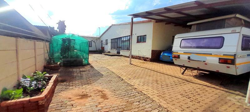 5 Bedroom Property for Sale in Mountain View Gauteng