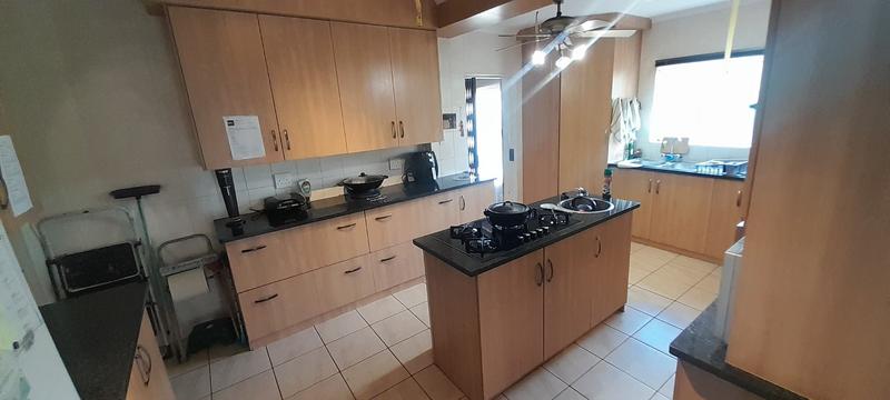 5 Bedroom Property for Sale in Mountain View Gauteng