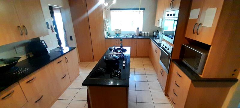 5 Bedroom Property for Sale in Mountain View Gauteng