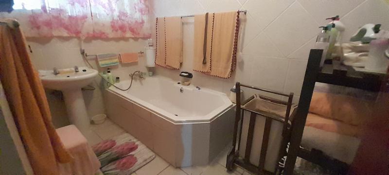 5 Bedroom Property for Sale in Mountain View Gauteng