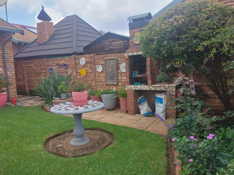2 Bedroom Property for Sale in Rooihuiskraal North Gauteng