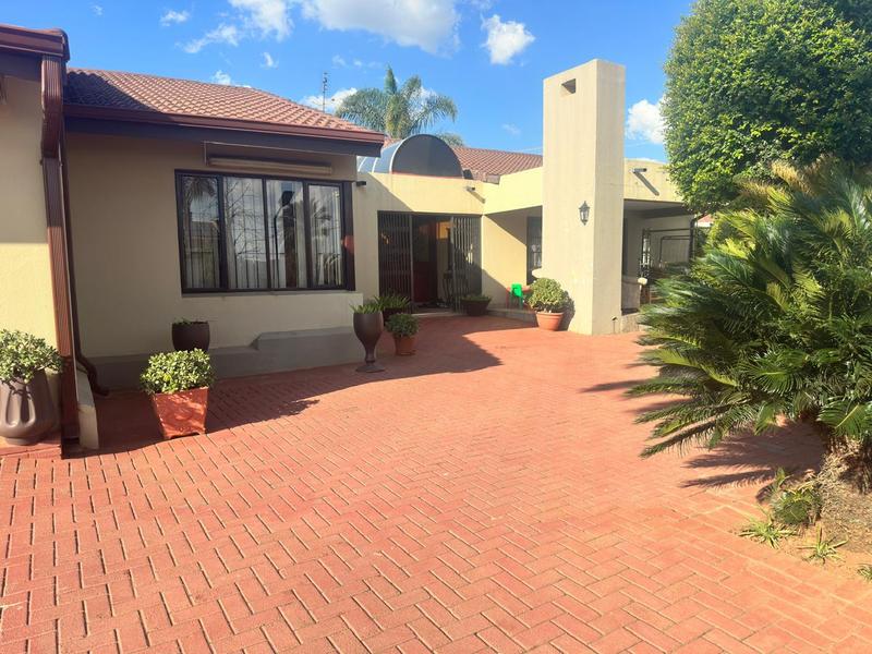 5 Bedroom Property for Sale in Claudius Gauteng