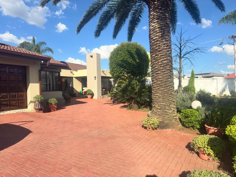 5 Bedroom Property for Sale in Claudius Gauteng