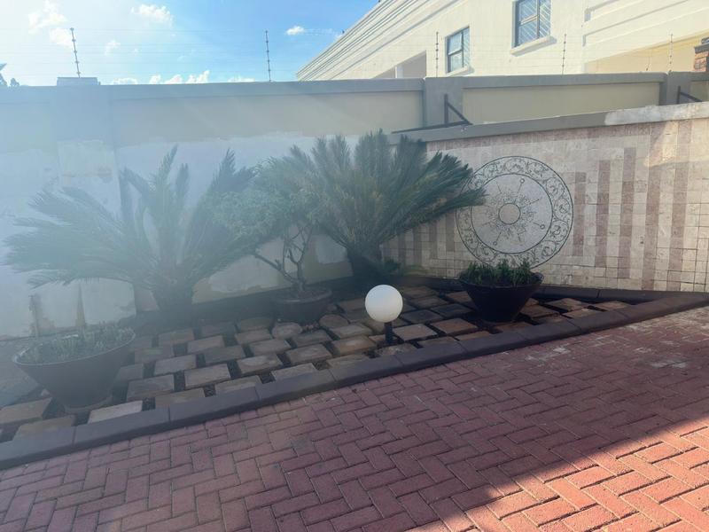 5 Bedroom Property for Sale in Claudius Gauteng
