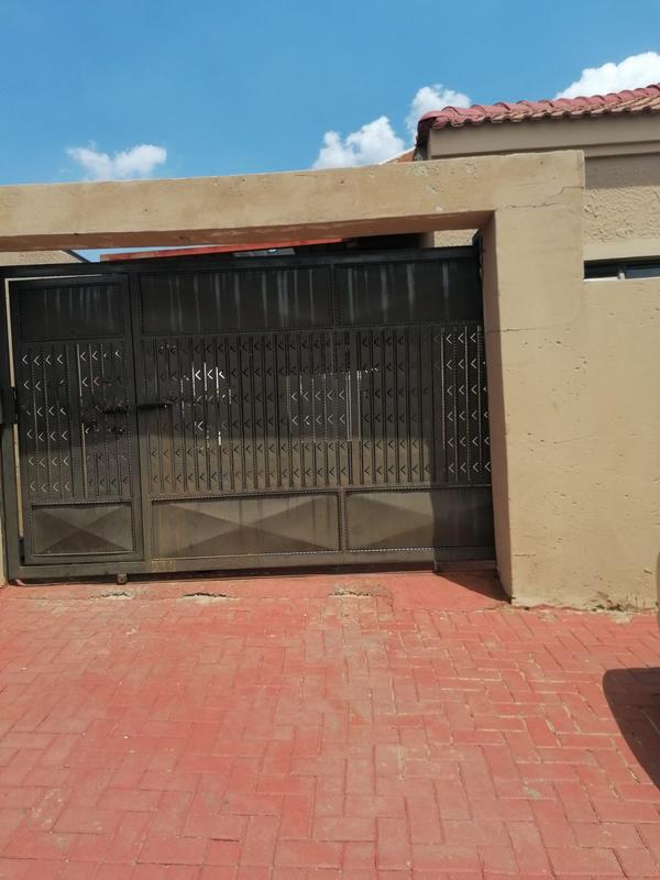 To Let 4 Bedroom Property for Rent in Protea North Gauteng